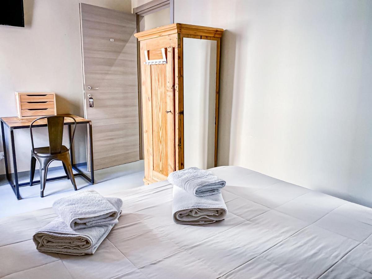 Tra Piazza Erbe E Piazza Bra Raffinata Maison Hotel Verona Bagian luar foto